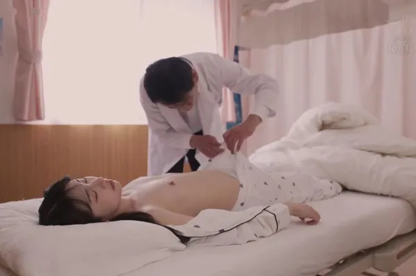 sex visut Nghi con bị cúm, má dẫn đến viện khám thì bị bác sĩ cho uống thuốc mê