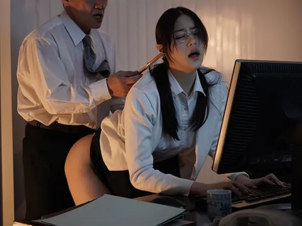 phim sex thủ dâm nam Cô nhân viên thiếu thốn "tình cảm" và tên quản lý già may mắn